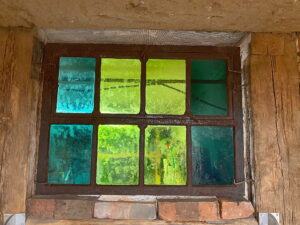 Farbiges-Glasfenster-Workshop-zu-Nachhaltigkeit-Festivals