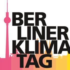 Berliner Klimatag im Hintergrund der Fernsehrturm