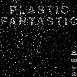 Filmplakat Plastic Fantastic. Schwarzer Hintergrund mit bunten Punkten